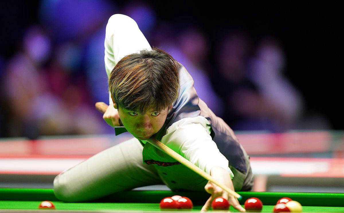 持的篮球文 持的篮球文